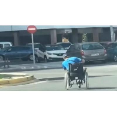 El vídeo viral del hombre en silla de ruedas que toma una rotonda a toda velocidad