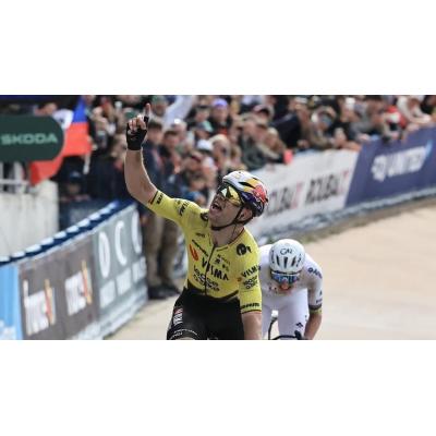 Van Aert toca el cielo en el Infierno del Norte