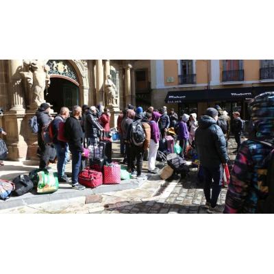 Personas desalojadas de Aranzadi, por las calles de Pamplona