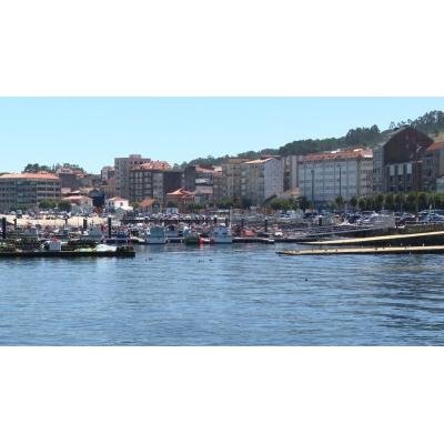 Hallan el cadáver de un hombre encadenado a una escalera del puerto de Ribeira, en A Coruña