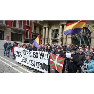Exigen en Pamplona el derribo del Monumento a Los Caídos en el Día de la República