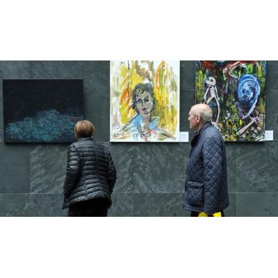 El Parlamento inaugura la exposición ‘La tierra de los fracasados’, organizada por la asociación Alfredo Sada