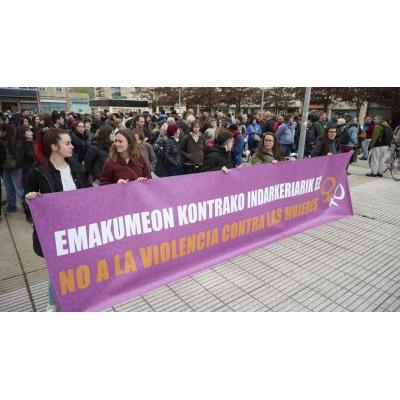 Colectivos feministas condenan la muerte de una mujer que se precipitó de un tercer piso en Pamplona