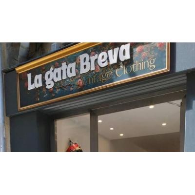 Ropa vintage y de segunda mano al 30% de descuento por el cierre de una tienda en Pamplona