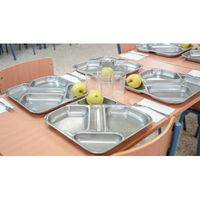 Colegios e institutos tienen que eliminar totalmente bebidas azucaradas y bollería de sus centros desde este jueves
