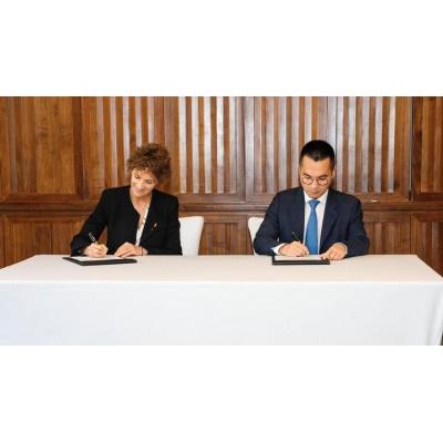 Fotos de la firma del acuerdo del Gobierno de Navarra con Hithium
