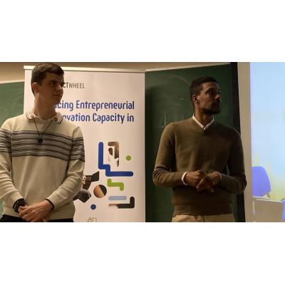 Alumnado de la UPNA conoce SandShip, un ejemplo de emprendimiento dirigido al pueblo saharaui