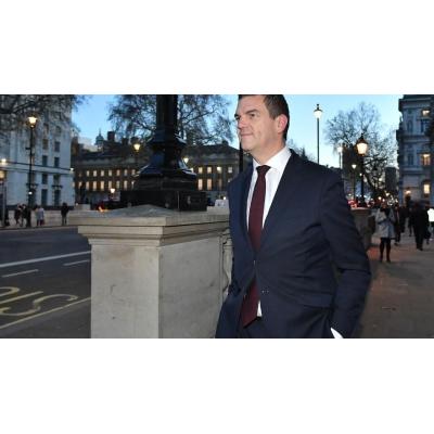 Dimite el funcionario de Exteriores británico de mayor rango por los vínculos de Mandelson con Epstein