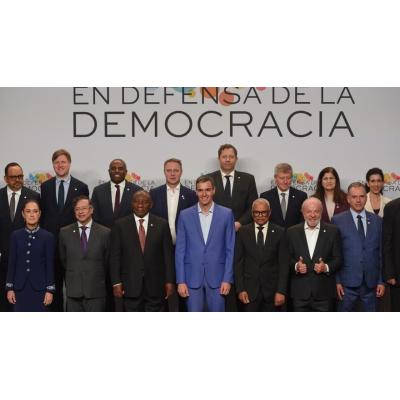 Sánchez llama a los progresistas a defender la democracia ante quienes "hacen normal el uso de la fuerza"