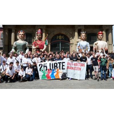 Los gigantes del Casco Viejo cumplen 25 años a lo grande