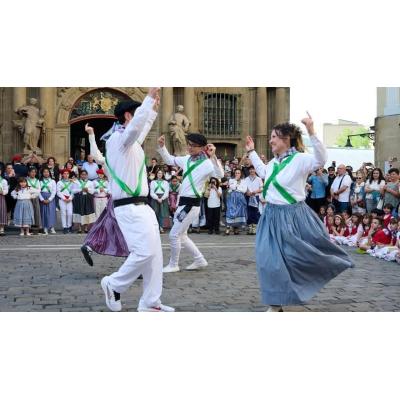 El Ayuntamiento de Pamplona recibe a los mayordomos de San Jorge-Sanduzelai