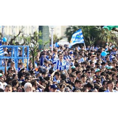 Miles de personas aclaman a La Real Sociedad a la llegada del autobús a Alderdi Eder