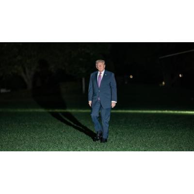 Trump avisa a Irán de que "no juegue" con las negociaciones mientras Vance viaja a Pakistán