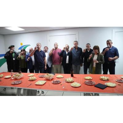 El prestigioso cocinero Enrique Martínez, del Maher, corta el primer Queso Idiazabal de 2026