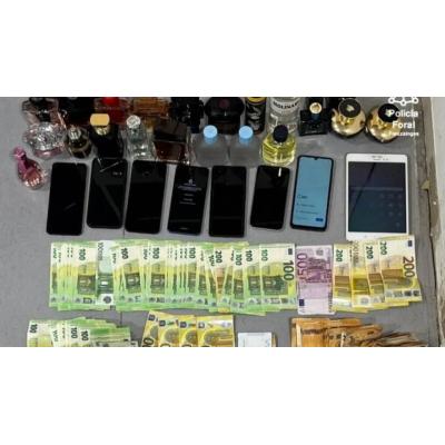 Detenidos en Olazti con 13.000 euros en efectivo, móviles, ropa y perfumes en el coche