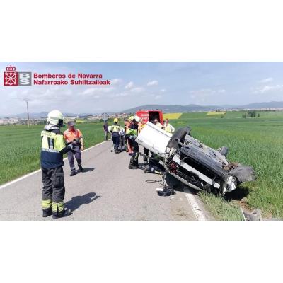 Herido un conductor de 61 años tras sufrir una salida de vía con vuelco en Esparza