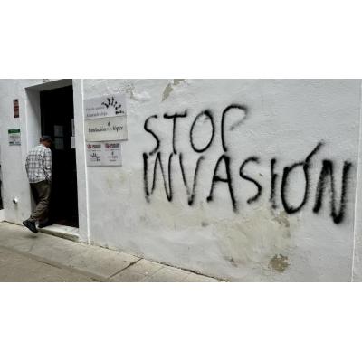 El Gobierno español condena una pintada xenófoba contra la regularización en Badajoz: "Estaremos atentos"