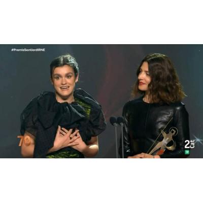 La navarra Amaia y Bárbara Lennie entregan a Almodóvar el premio Sant Jordi de Honor y recrean el mítico: "¡Peeedro!"