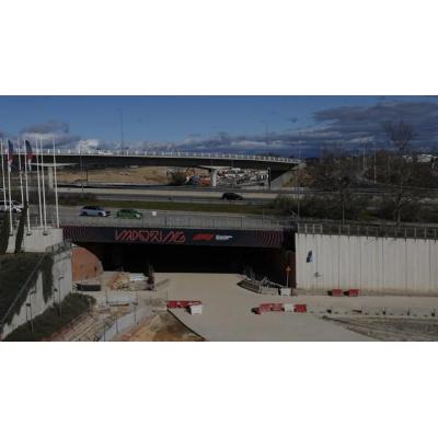Cuatro obreros intentan emular a Alonso en el circuito de Fórmula 1 de Madrid y estrellan su furgoneta