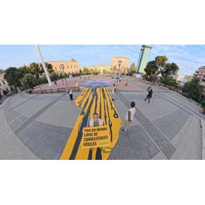Greenpeace despliega una pancarta gigante de Trump vomitando petróleo en la plaza de Colón de Madrid
