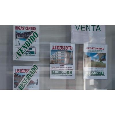 La compraventa de viviendas encadena dos meses de retroceso con un descenso del 0,5% en febrero