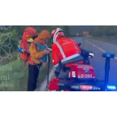 Un Policía Foral auxilia a un peregrino coreano en el Puerto de Erro