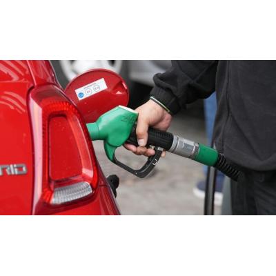 ¿Por qué sube más el diésel que la gasolina? Esto es lo que dice el RACE