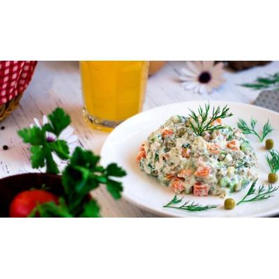 Menú fin de semana: ensaladilla rusa, salchichas al vino y buñuelos de cereza