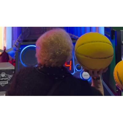 El vídeo viral de la anciana que no para de meter canastas en un centro comercial