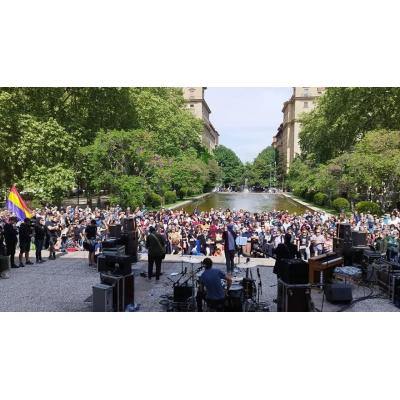 Concierto sorpresa de El Drogas en Los Caídos