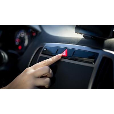 Error al volante: usar las luces de emergencia no te permite parar donde quieras