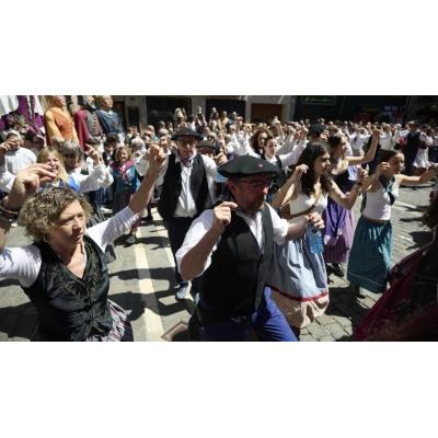 Fotos del recibimiento municipal a los mayordomos de la Txantrea ante el Ayuntamiento de Pamplona