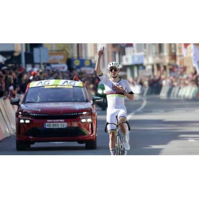 Pogacar doma a Seixas en Lieja