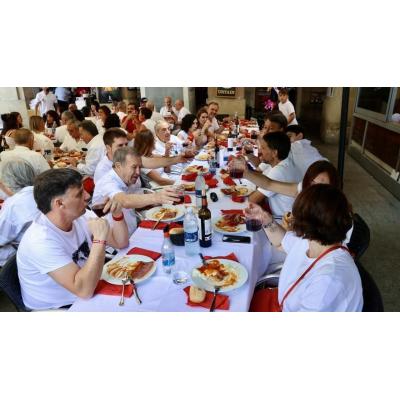 Almuerzos del 6 de julio: ¿qué pasa cuando dejan a 22 personas sin la reserva que habían hecho?