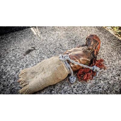 Denuncian la profanación de una tumba en Soria: hallan un cristo mutilado en un posible ritual de santería