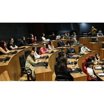 El Parlamento de Navarra abre su salón de plenos a escolares por la Semana de Acción Mundial por la Educación
