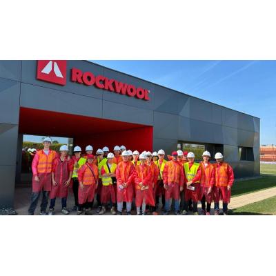 Estudiantes italianos de construcción visitan la planta de Rockwool en Caparroso para conocer su actividad y su avance en descarbonización