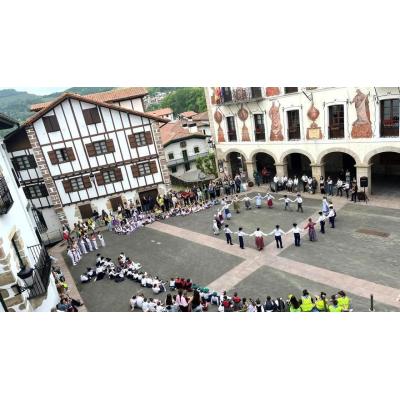 Bera se llena de dantzaris en la 31ª edición del Dantzari Ttiki Eguna