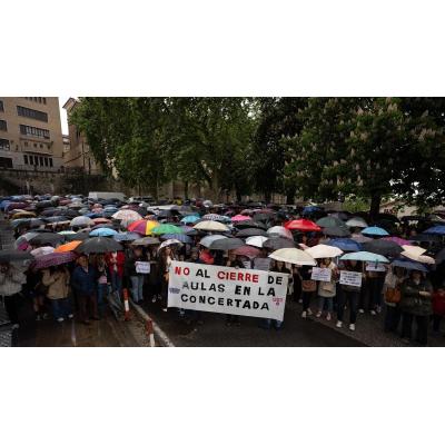 Fotos de la manifestación ante Educación de la escuela concertada