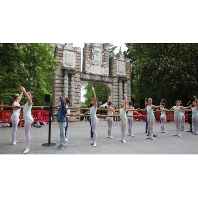 Breve celebración del Día de la Danza en Pamplona a causa de la lluvia