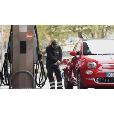 El precio de los carburantes baja un 4,4% en vísperas del puente del 1 de mayo
