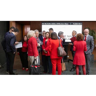 ¿Por qué los parlamentarios de UPN han ido a la Cámara foral vestidos de rojo?