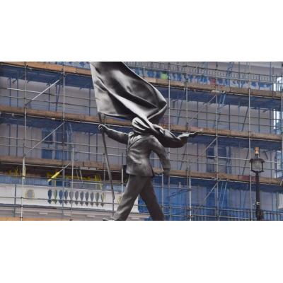 Una estatua atribuida a Banksy aparece en el centro de Londres