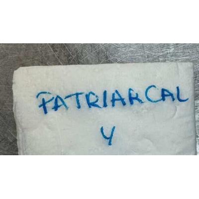 Una pareja come en un bar, él pide la cuenta, se la traen y ella deja esta polémica nota