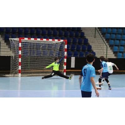"Todos esos valores que no vi en otros sitios los vivo en el balonmano cada vez que se pone bajo los palos de la portería. Y como yo, todos los padres y madres del equipo"