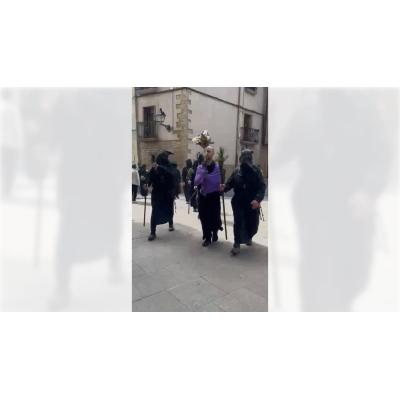 Vídeo de la entrada en Tafalla de la Hermandad de los Doce después de su visita anual a la Virgen de Ujué