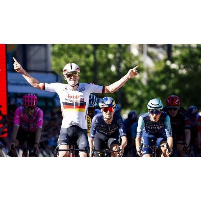 Pello Bilbao acaricia el podio en la Eschborn-Frankfurt