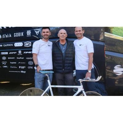 Rominger visita al Movistar con la bici con la que batió el récord de la hora de Miguel Induráin