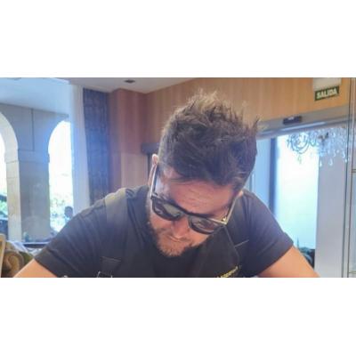 El céntrico hotel de Pamplona en el que uno de los mejores artistas españoles ha dejado su firma: "por muchas noches más de sueño y de sueños"
