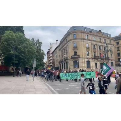 Manifestación de ELA por el 1 de mayo a su paso por la sede del Palacio de Navarra y la Estatua del Monumento a los Fueros